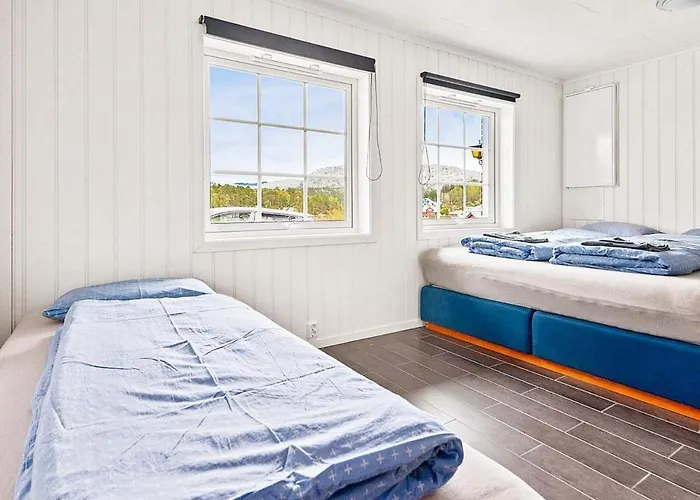 12 Person In Feriehus Fitjar