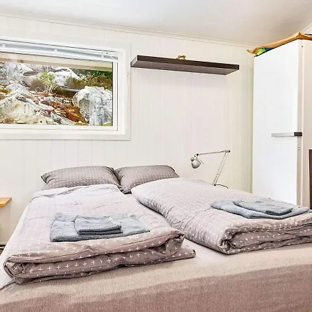 12 Person In Casa de Férias Fitjar