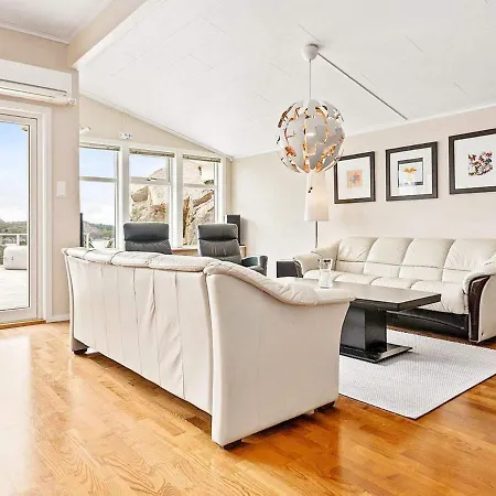 12 Person In * Fitjar